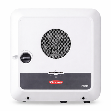 Інвертор Fronius Primo GEN24 5.0 &ndash; вигляд спереду. Сучасний дизайн, вентиляційна решітка та індикатори роботи для контролю стану системи.